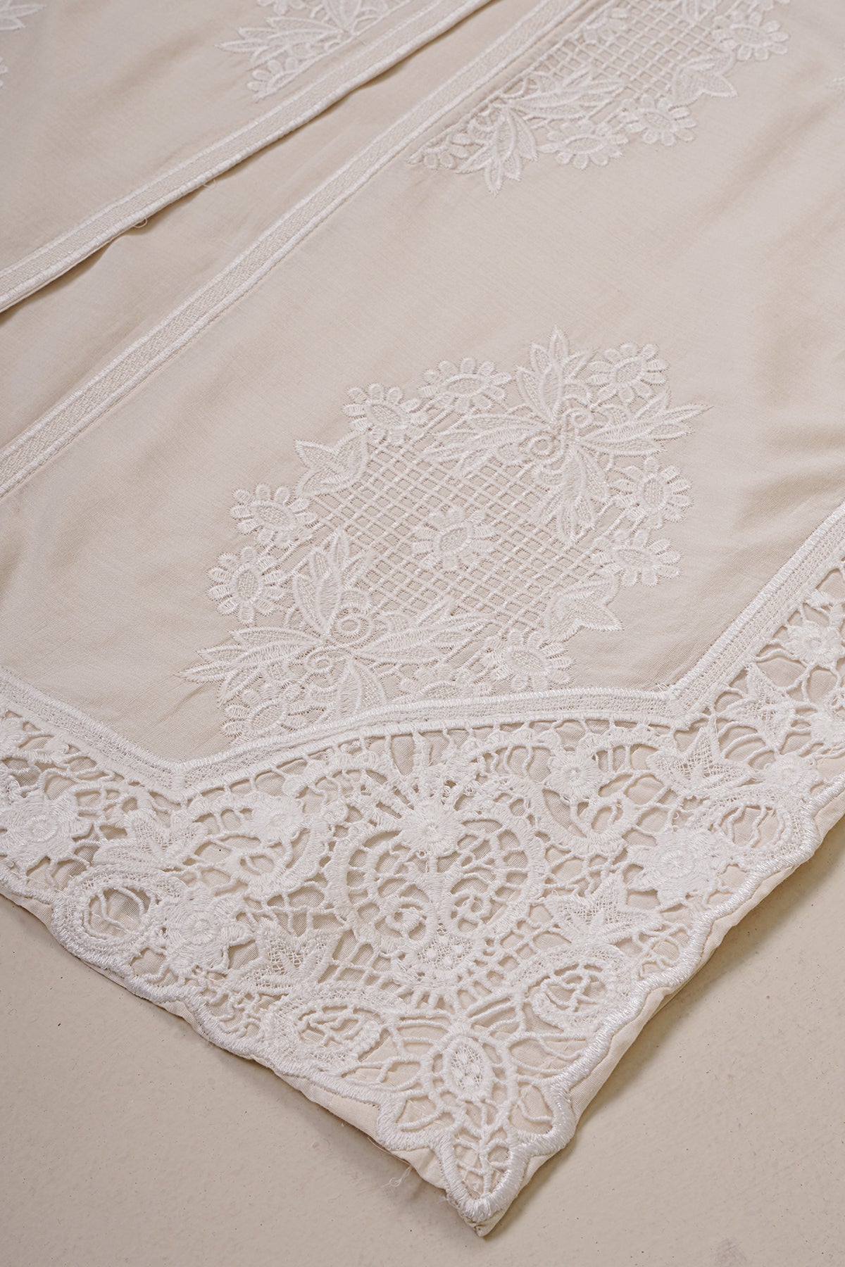 3 Piece - Embroidered Lawn Suit - KPS25-P3514 - Shop Now at Kayseria