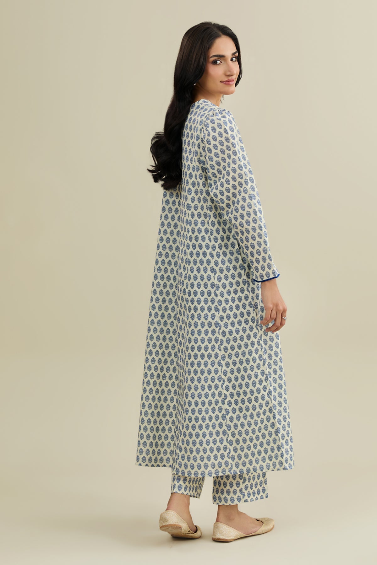 2 Piece - Printed & Embellished Khaddar Suit - KPW25-P3702 - Shop Now at Kayseria