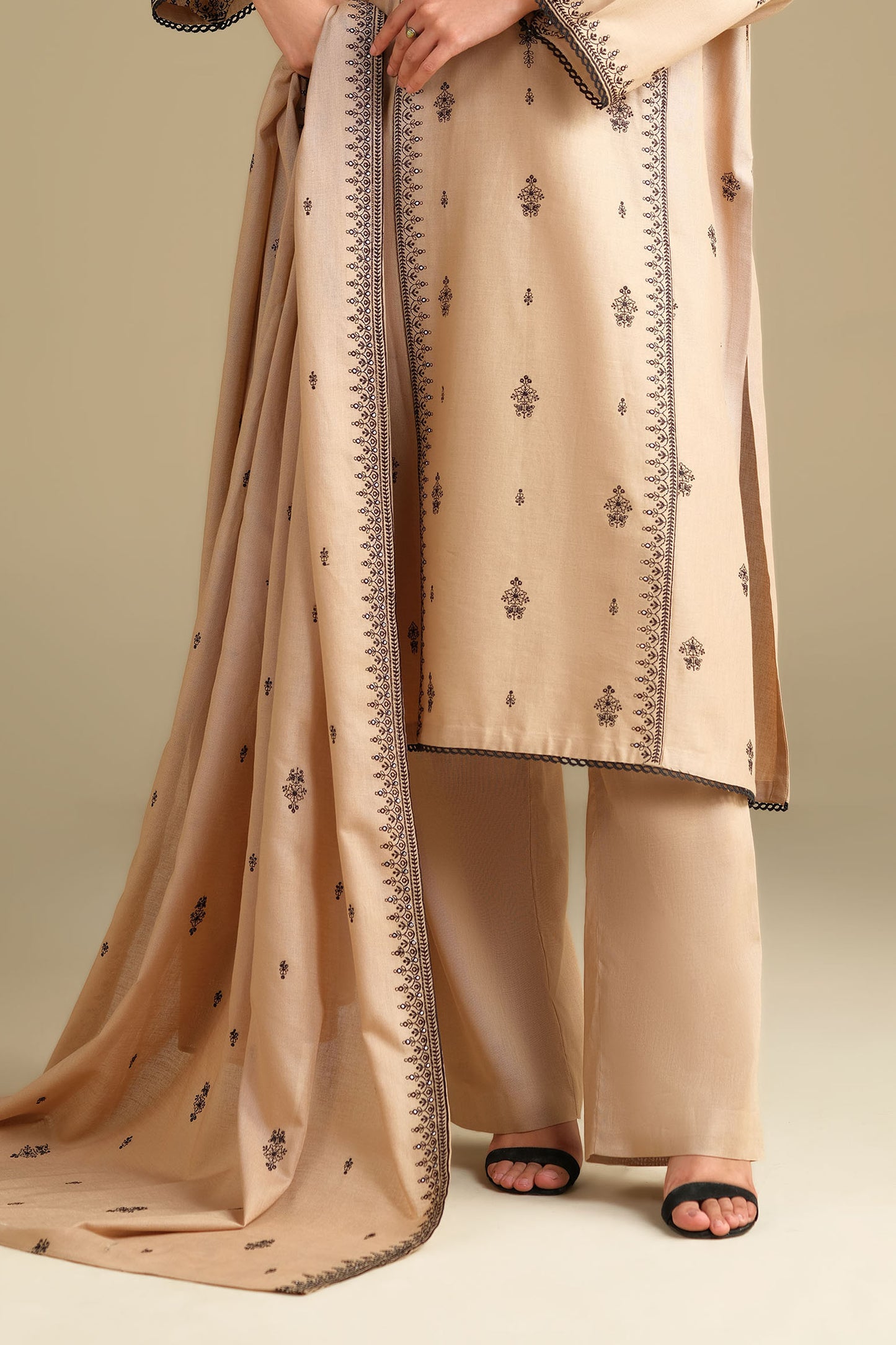KHADDAR | EMBROIDERED