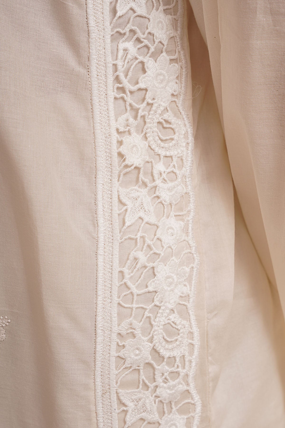 3 Piece - Embroidered Lawn Suit - KPS25-P3514 - Shop Now at Kayseria