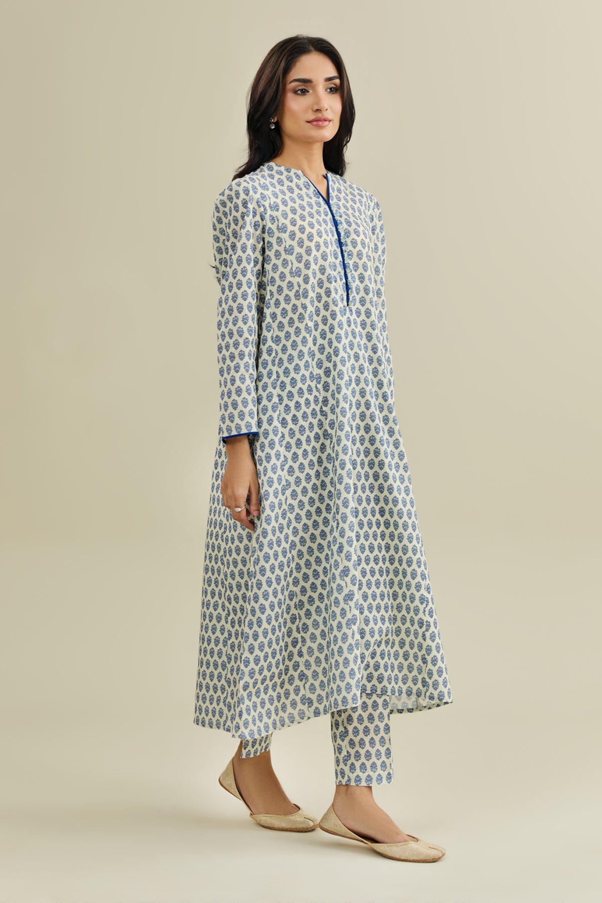 2 Piece - Printed & Embellished Khaddar Suit - KPW25-P3702 - Shop Now at Kayseria