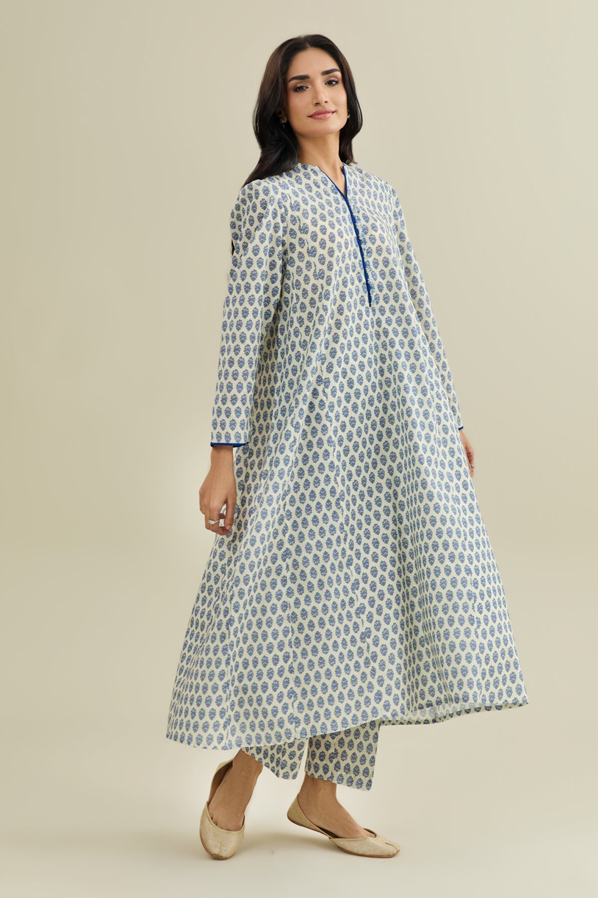 2 Piece - Printed & Embellished Khaddar Suit - KPW25-P3702 - Shop Now at Kayseria