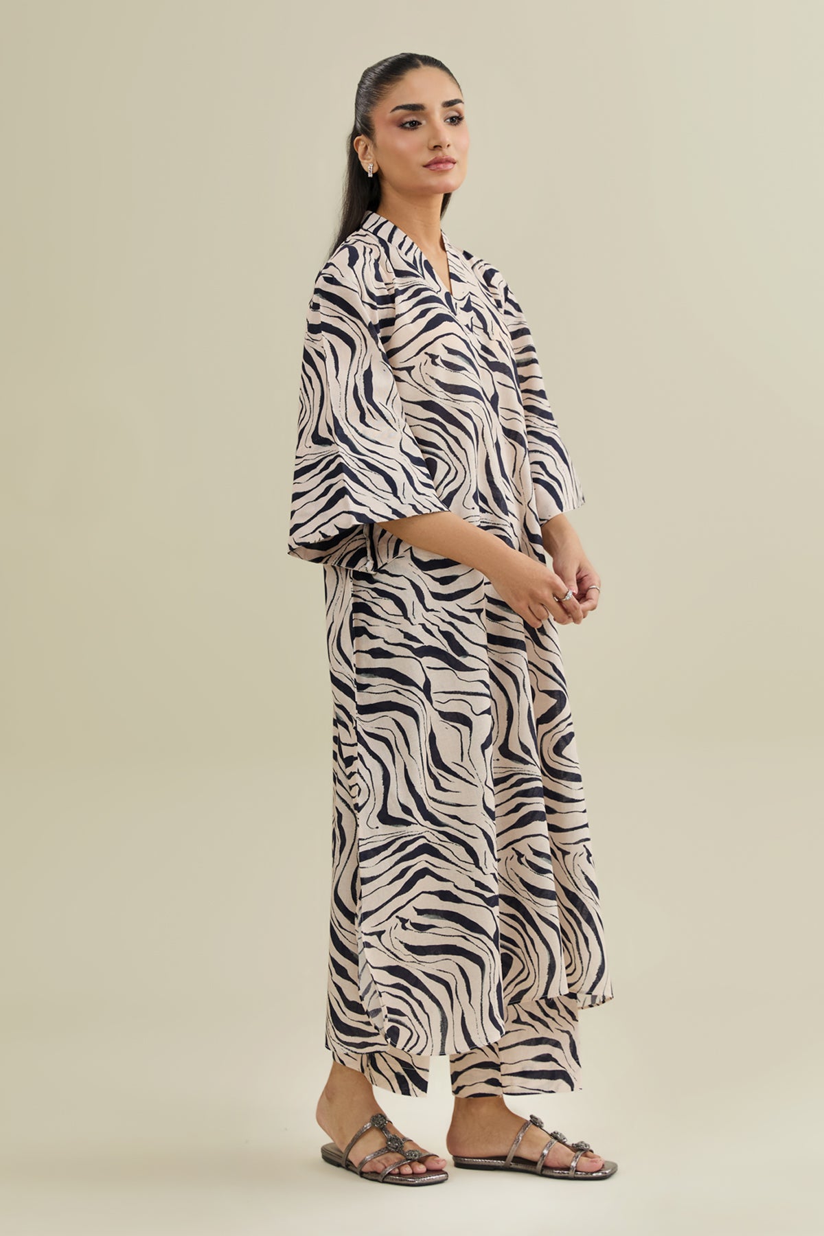 2 Piece - Printed Khaddar Suit - KPW25-P3771 - Shop Now at Kayseria